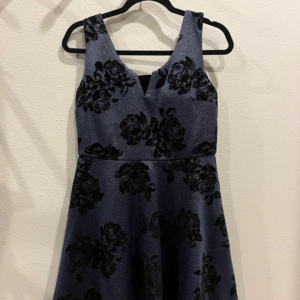 Blue dress with some shin and velvet black flowers